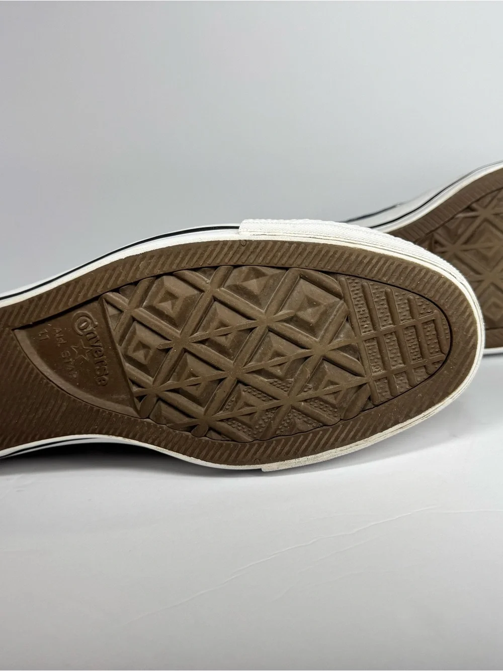 Converse Men’s Low Top Sneakers in Navy leather with White Accents